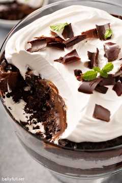 Death By Chocolate Trifle con una porción extraída