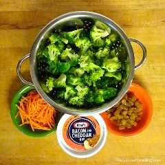 ¡La ensalada cremosa de brócoli con queso y tocino es súper fácil y está aprobada para niños! ¡Todos amarán sus verduras cuando prueben esto delicioso! #DipYourWay #ad