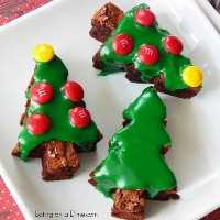 ¿Buscas un postre navideño? ¡Cómo hacer brownies de árboles de Navidad fácilmente! Esta receta fácil de brownies navideños es la receta perfecta de postres navideños. 