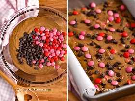 Imagen de la izquierda: se mezclan chips de chocolate y m & m en un tazón de masa. Imágenes correctas: chips de chocolate y m & m's espolvoreados sobre una sartén de masa rubia. 