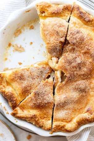 Una gran receta de pastel de manzana con rodajas retiradas listas para servir
