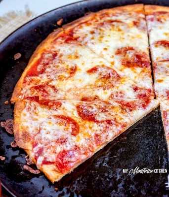 Esta receta de salsa de pizza sin azúcar se combina en minutos y es una forma sencilla de disfrutar una deliciosa pizza baja en carbohidratos. #sugarfree #lowcarb #keto #trimhealthymama #homemadepizzasauce #pizza #pizzasauce