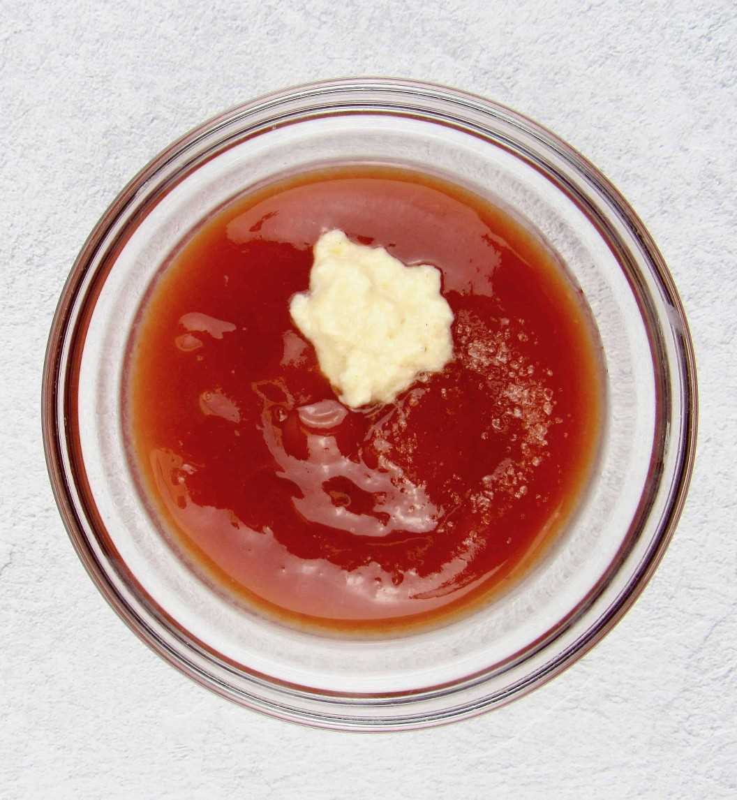 mezcla de salsa de cóctel en un tazón de vidrio