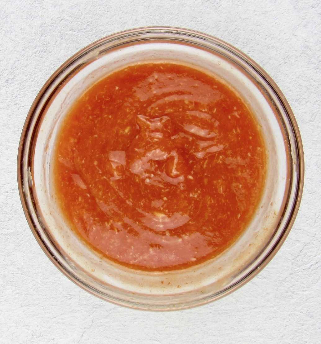 salsa de cóctel mezclado en recipiente de vidrio