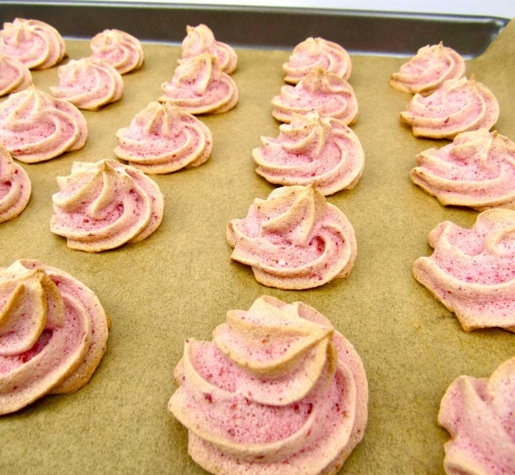 Keto Strawberry Meringue Cookies en una bandeja para hornear al horno
