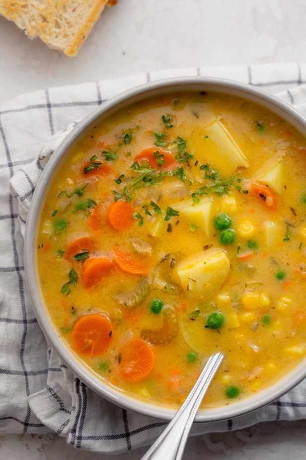 Sopa cremosa de verduras: receta vegana hecha con papas y leche de avena