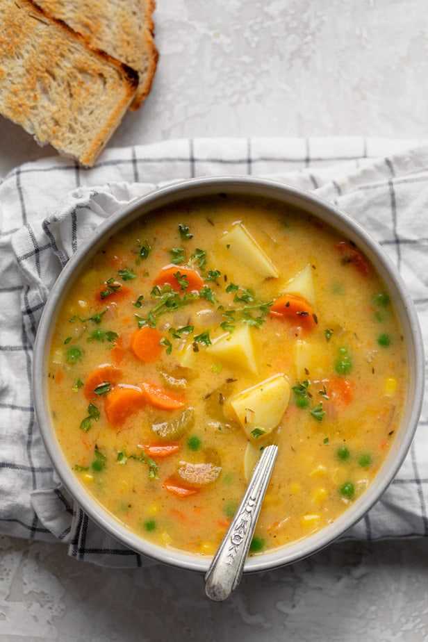 Sopa cremosa de vegetales hecha con papas y vegetales