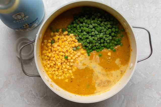 Agregar las verduras congeladas y la leche a la sopa