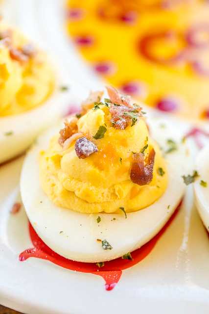 Huevos rellenos agrietados: huevos rellenos cargados de queso cheddar, tocino y rancho. ¡Estas cosas son peligrosamente DELICIOSAS! Se puede adelantar y refrigerar durante la noche. Huevos duros, mayonesa, aderezo ranch, queso cheddar, vinagre, sal, mostaza, pimienta, cebolla en polvo y tocino. ¡¡Tan bueno!! #appetizer #eggs #hardboiledeggs #bacon