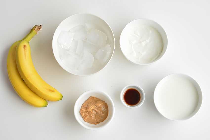 Ingredientes saludables de mantequilla de maní y licuado de plátano
