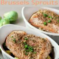 salmón al horno con ajo y coles de Bruselas en platos individuales