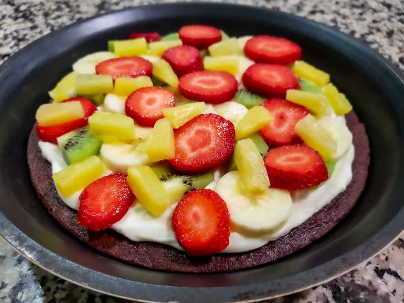 fresas, kiwi, piña y plátano en capas sobre queso crema y brownie "srcset =" https://cdn1.zonacooks.com/wp-content/uploads/2019/09/Fruity-Brownie-Pizza-Dessert-for-Two- 6.jpg 800w, https://cdn1.zonacooks.com/wp-content/uploads/2019/09/Fruity-Brownie-Pizza-Dessert-for-Two-6-500x375.jpg 500w, https: // cdn1. zonacooks.com/wp-content/uploads/2019/09/Fruity-Brownie-Pizza-Dessert-for-Two-6-768x576.jpg 768w, https://cdn1.zonacooks.com/wp-content/uploads/2019 /09/Fruity-Brownie-Pizza-Dessert-for-Two-6-320x240.jpg 320w, https://cdn1.zonacooks.com/wp-content/uploads/2019/09/Fruity-Brownie-Pizza-Dessert- for-Two-6-480x360.jpg 480w, https://cdn1.zonacooks.com/wp-content/uploads/2019/09/Fruity-Brownie-Pizza-Dessert-for-Two-6-720x540.jpg 720w, https://cdn1.zonacooks.com/wp-content/uploads/2019/09/Fruity-Brownie-Pizza-Dessert-for-Two-6-735x551.jpg 735w "tamaños =" (ancho máximo: 800px) 100vw , 800px