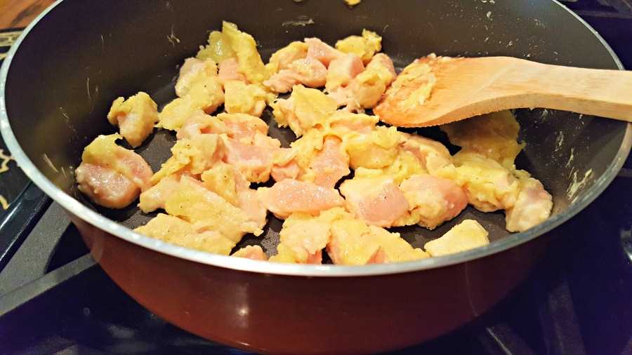 pollo bañado en huevo mezclado freír en una sartén con cuchara de madera "srcset =" https://cdn1.zonacooks.com/wp-content/uploads/2017/05/Baked-Sweet-and-Sour-Chicken-with-Homemade- Fried-Rice-3.jpg 900w, https://cdn1.zonacooks.com/wp-content/uploads/2017/05/Baked-Sweet-and-Sour-Chicken-with-Homemade-Fried-Rice-3-500x281 .jpg 500w "tamaños =" (ancho máximo: 900px) 100vw, 900px