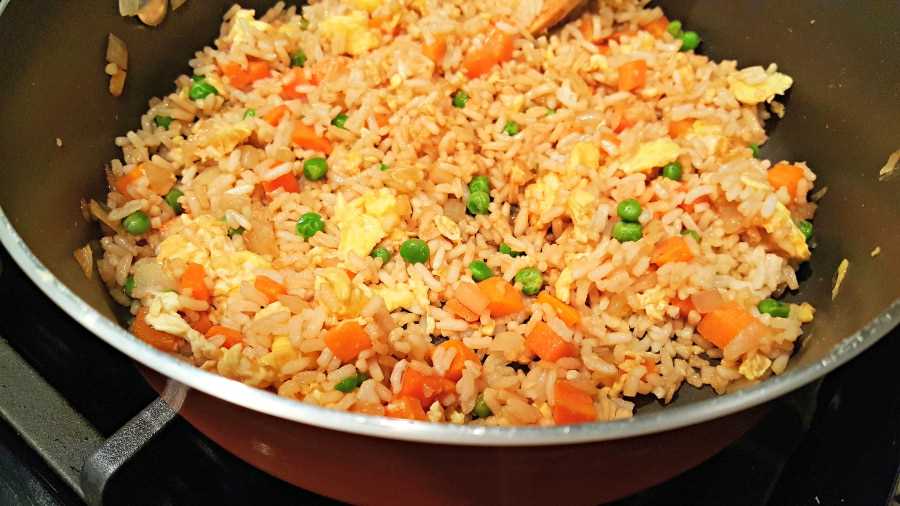 cocinar arroz frito casero en una sartén "srcset =" https://cdn1.zonacooks.com/wp-content/uploads/2017/05/Baked-Sweet-and-Sour-Chicken-with-Homemade-Fried-Rice-7 .jpg 900w, https://cdn1.zonacooks.com/wp-content/uploads/2017/05/Baked-Sweet-and-Sour-Chicken-with-Homemade-Fried-Rice-7-500x281.jpg 500w "tamaños = "(ancho máximo: 900 px) 100vw, 900 px