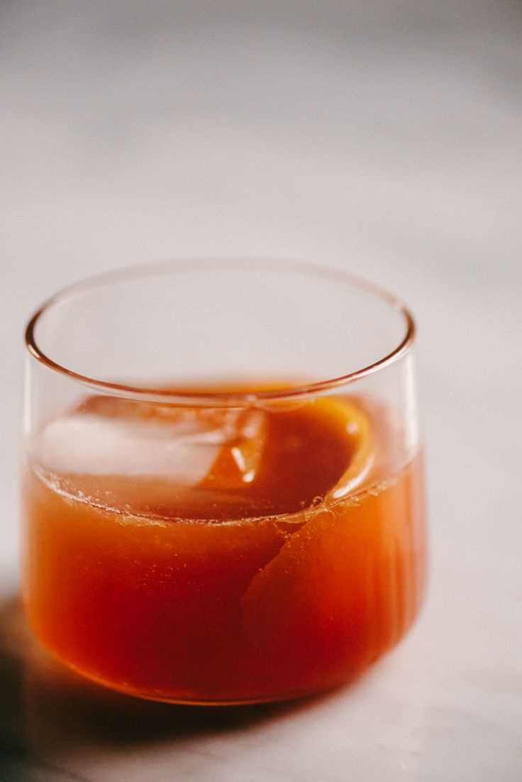 Устаревший коктейль на камнях с гарниром из апельсиновой цедры - классический рецепт зимнего бурбонского коктейля.