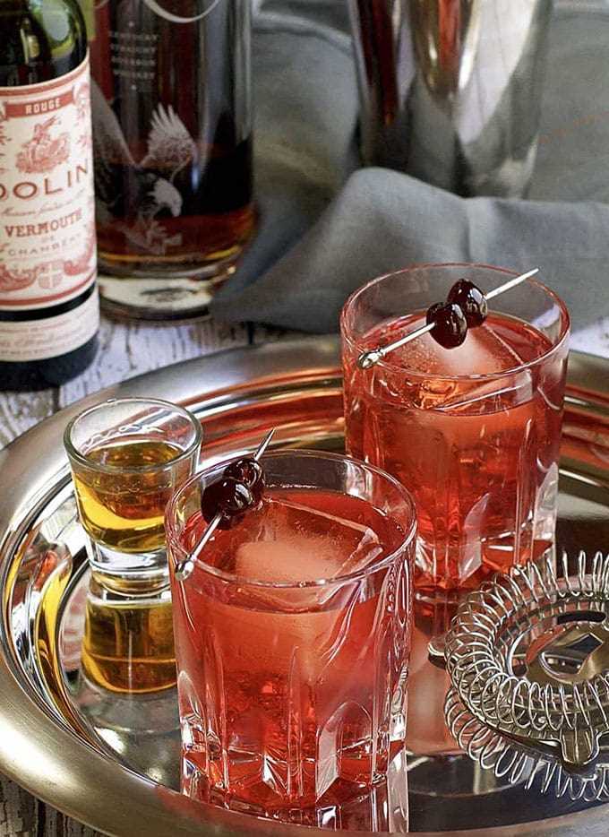 Два стакана бульвара: классический рецепт зимнего бурбонского коктейля. 