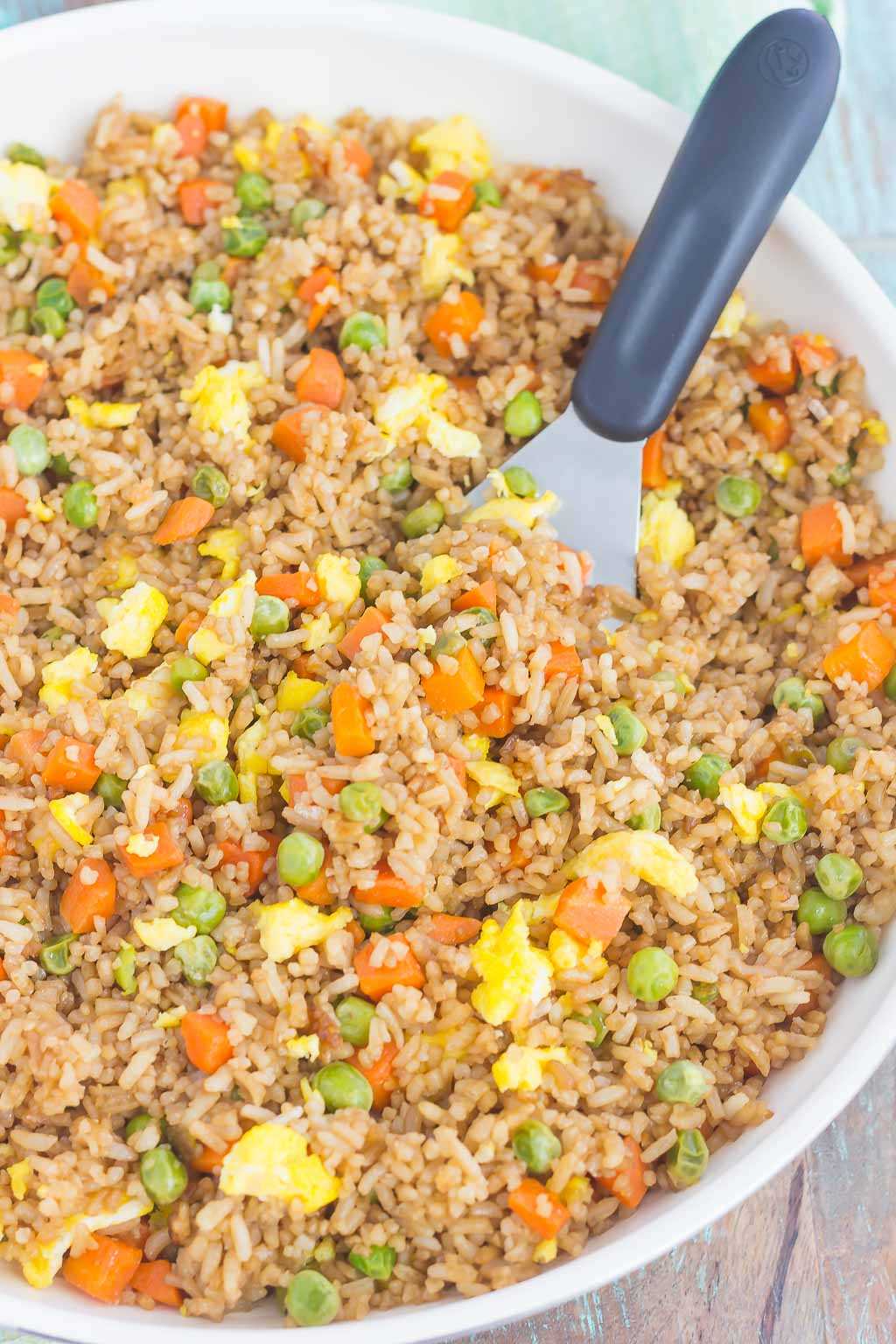 ¡Rápido, fácil y lleno de sabor, este Easy Fried Rice sabe a tu comida china favorita para llevar!