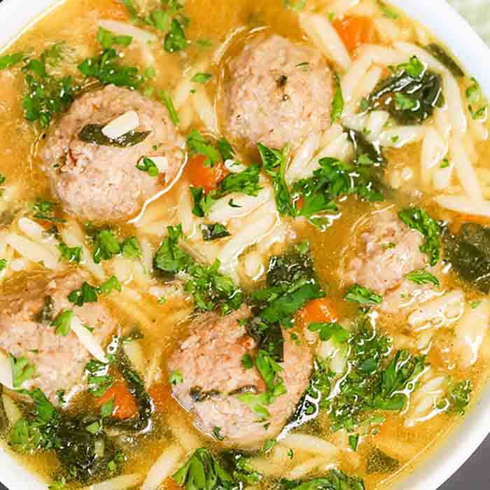 La receta italiana de sopa de bodas Crock Pot tiene todo lo que necesitas para una buena comida. Las albóndigas de pollo, la pasta orzo y las verduras hacen una cena sabrosa y fácil.