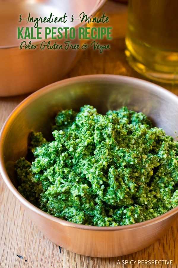 La mejor receta de pesto de col rizada de 5 ingredientes y 5 minutos en ASpicyPerspective.com #paleo #glutenfree #vegan