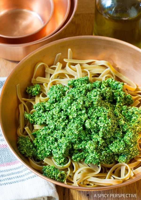 Crazy for Kale - Receta de pesto de col rizada de 5 ingredientes y 5 minutos en ASpicyPerspective.com #paleo #glutenfree #vegan