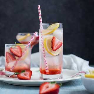Strawberry Lemon Gin Fizz: este refrescante cóctel combina jarabe dulce de fresa, jugo de limón agrio y ginebra con infusión de hierbas. ¡Prepárate para el verano de rock!