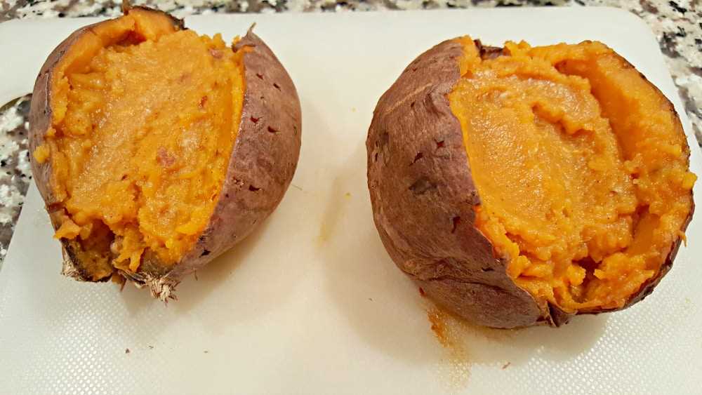 dos batatas llenarán la mezcla en una tabla de cortar "srcset =" https://cdn1.zonacooks.com/wp-content/uploads/2017/08/Stuffed-Sweet-Potatoes-with-Pecan-Marshmallow-Streusel- Recipe5.jpg 1000w, https://cdn1.zonacooks.com/wp-content/uploads/2017/08/Stuffed-Sweet-Potatoes-with-Pecan-Marshmallow-Streusel-Recipe5-500x282.jpg 500w "tamaños =" ( ancho máximo: 1000px) 100vw, 1000px
