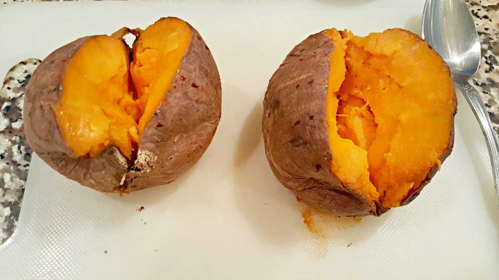 dos batatas abiertas en una tabla de cortar "srcset =" http://juegoscocinarpasteleria.org/wp-content/uploads/2020/02/1582862346_96_Batatas-Rellenas-con-Nuez-Malvavisco-Streusel-Receta-para-Dos.jpg 1000w, https://cdn1.zonacooks.com/wp-content/uploads/2017/08/Stuffed-Sweet-Potatoes-with-Pecan-Marshmallow-Streusel-Recipe4-500x282.jpg 500w "tamaños =" (ancho máximo : 1000px) 100vw, 1000px