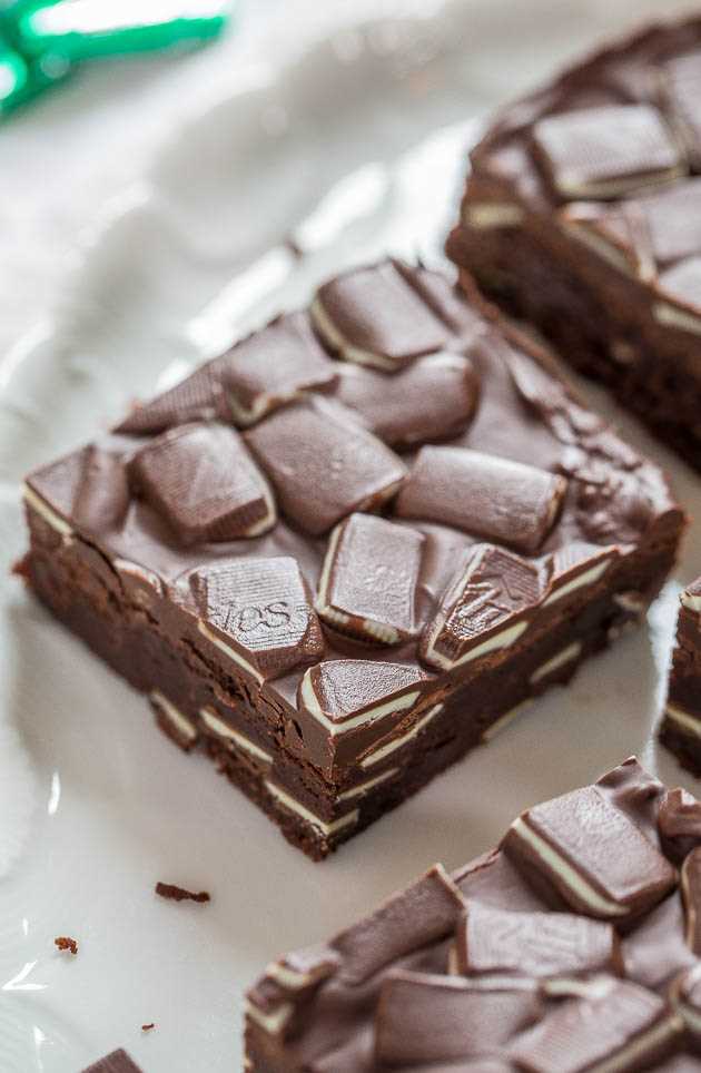 Brownies de menta de los Andes - ¡Brownies súper fudgy cargados de Andes! ¡Chocolate + menta es lo mejor! ¡Conoce a tus nuevos brownies favoritos y tan fácil!