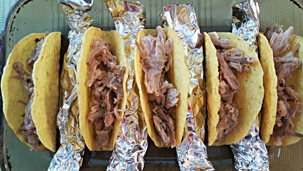 una fuente para hornear con cinco tacos rellenos de carne de cerdo desmenuzada "srcset =" https://cdn1.zonacooks.com/wp-content/uploads/2017/08/Smoky-Pulled-Pork-Tacos-Recipe-for-Two-4 .jpg 1000w, https://cdn1.zonacooks.com/wp-content/uploads/2017/08/Smoky-Pulled-Pork-Tacos-Recipe-for-Two-4-500x282.jpg 500w "tamaños =" (máx. -ancho: 1000px) 100vw, 1000px