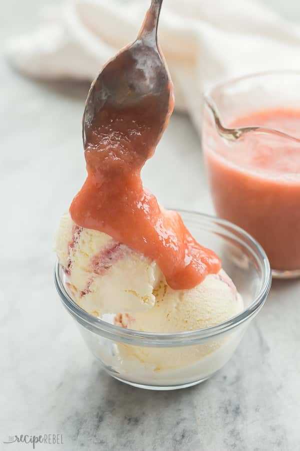 salsa de ruibarbo sobre helado
