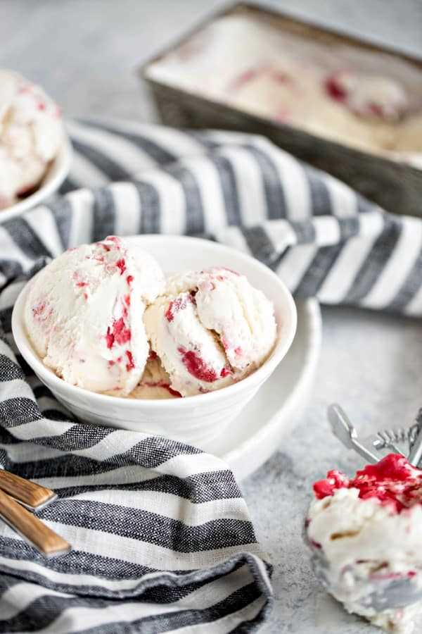 No Churn Yogurt helado de vainilla con ruibarbo balsámico de fresa asada en un tazón