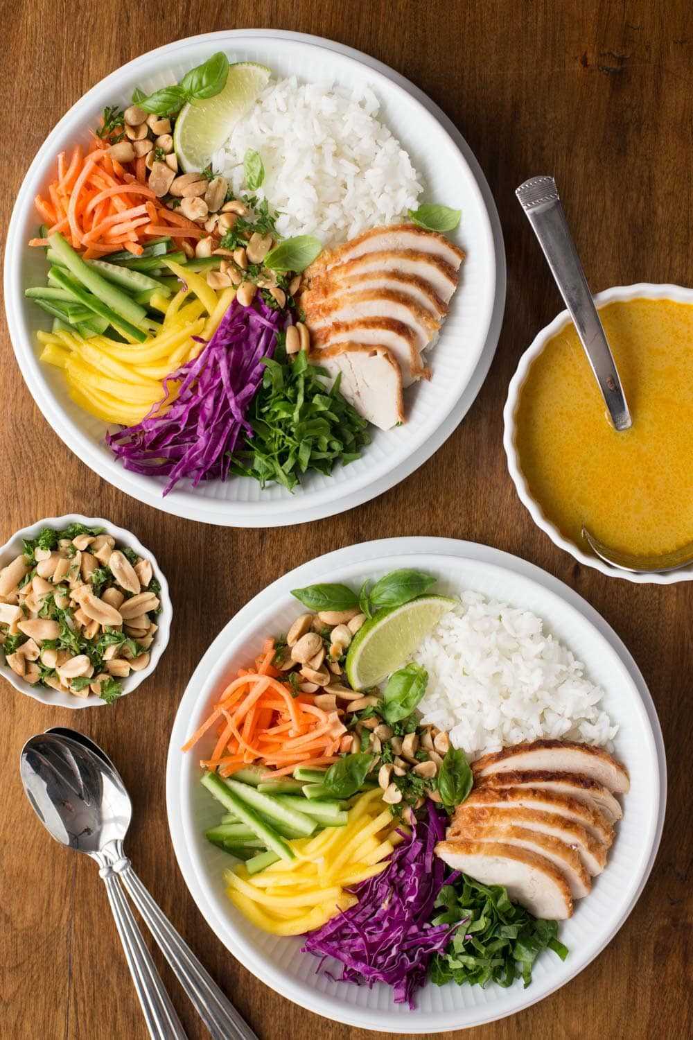 Fotografía de arriba de dos porciones llenas con los ingredientes para los tazones de sopa de pollo y arroz vietnamitas de 30 minutos.