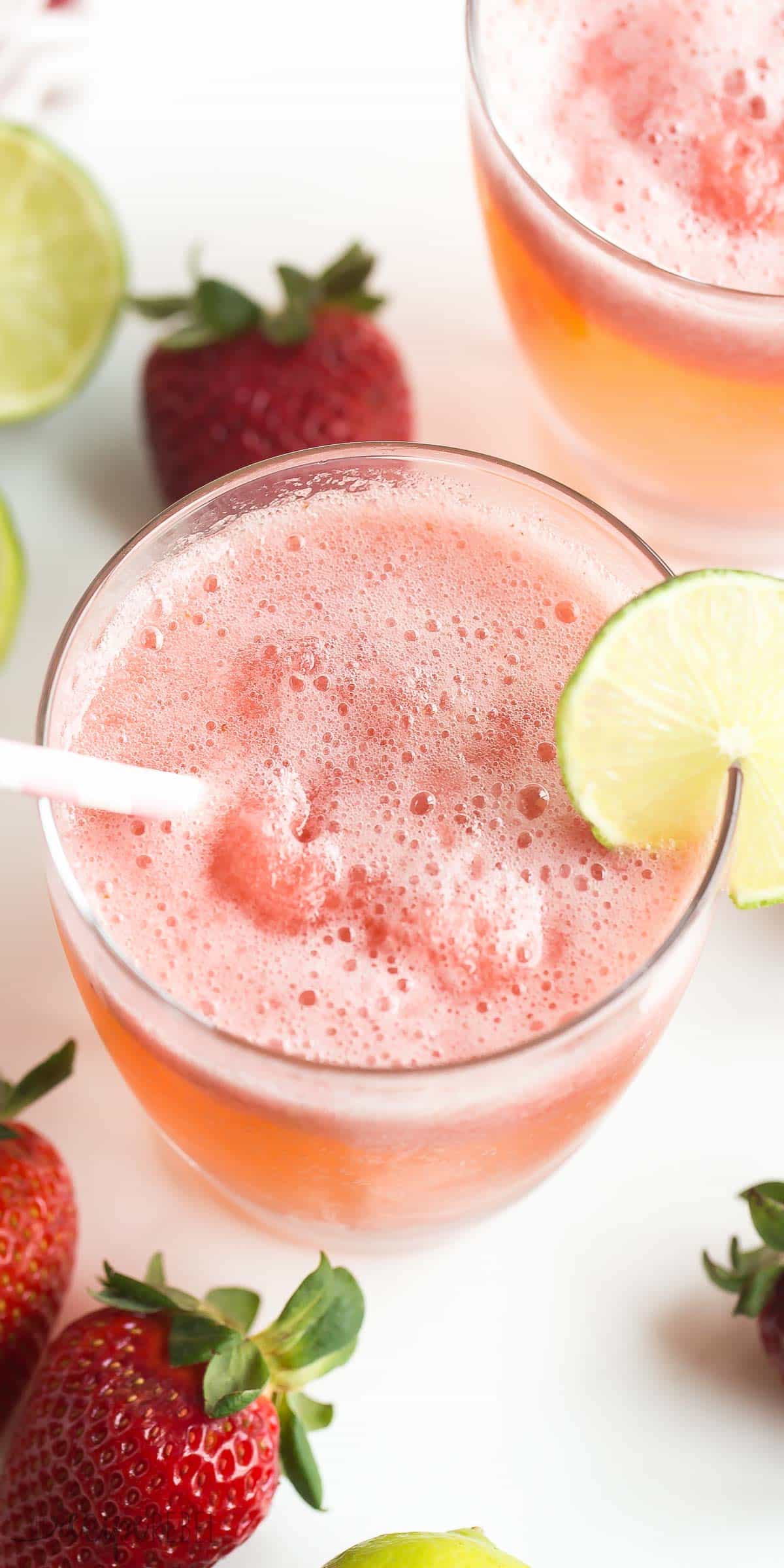 ¡Este Berry Lime Slush es una bebida fría y helada de verano que mantendrá calmada tu sed! ¡Es ideal para guardar en el congelador y sacar a visitantes sorpresa, picnics y barbacoas! https://www.thereciperebel.com/berry-lime-slush-recipe/