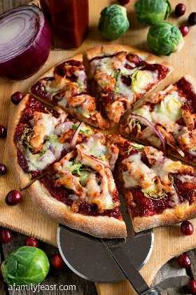 Cranberry Barbecue Turkey Pizza: una forma deliciosa y diferente de cocinar con las sobras del Día de Acción de Gracias. ¡La sabrosa salsa de arándano y barbacoa es fantástica!