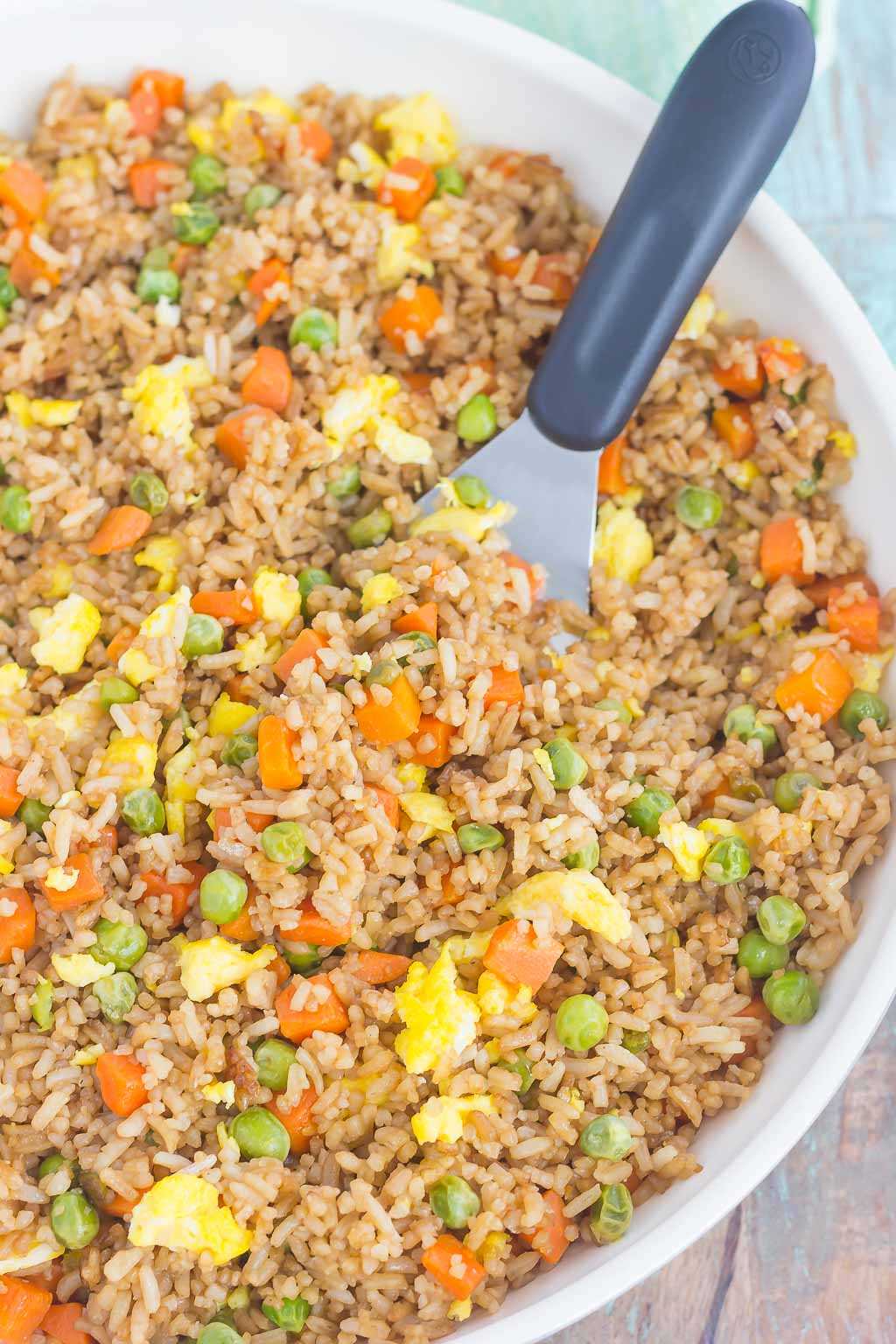 ¡Rápido, fácil y lleno de sabor, este Easy Fried Rice sabe a tu comida china favorita para llevar! #friedrice #easyfriedrice #friedricerecipe #rice #ricerecipe #sidedish 