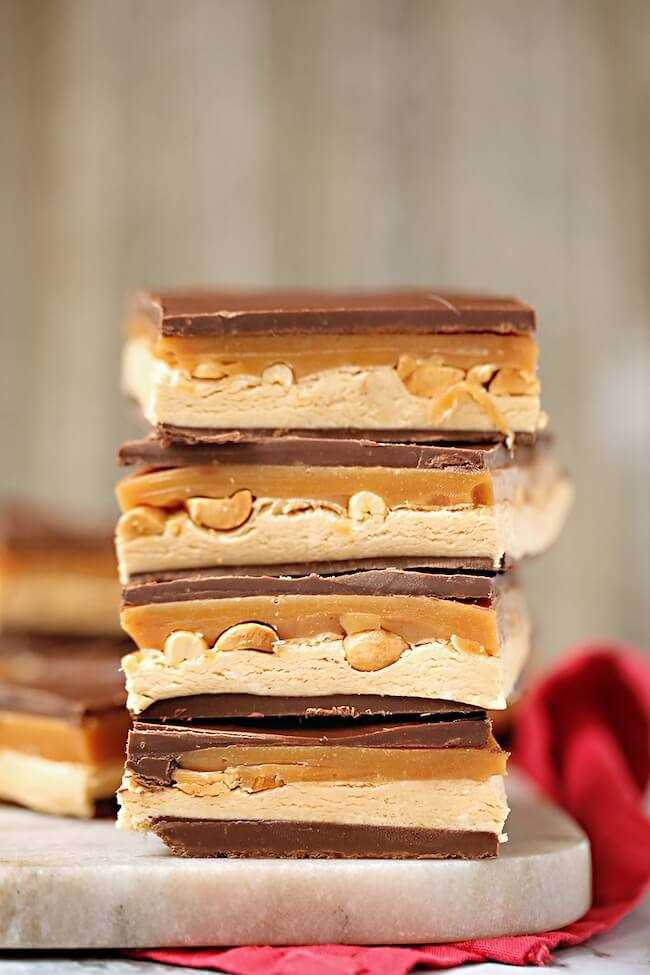 Es difícil imaginar que podría mejorar la perfección que es una barra de chocolate Snickers. ¡Sin embargo, estas barras de Snickers caseras ooey-gooey hacen exactamente eso!