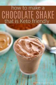 ¿Buscas un delicioso batido de chocolate Keto? Pruebe esta receta de batido Keto para el postre o el desayuno. ¡Es cremoso y delicioso a la vez que es tan fácil de hacer!