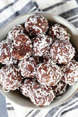 ¡Las bolas de proteína de coco y chocolate tienen un sabor tan decadente que no creerás que son saludables!