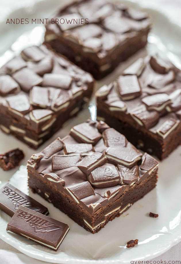 Brownies de menta de los Andes - ¡Brownies súper fudgy cargados de Andes! ¡Chocolate + menta es lo mejor! ¡Conoce a tus nuevos brownies favoritos y tan fácil!