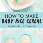 Gráfico para Post - cómo hacer cereal de arroz para bebés - hecho en casa - apto para congelador - más de 4 meses. Imágenes de un tazón lleno de cereal de arroz para bebés y una bandeja de congelador llena de cereal de arroz listo para congelar.
