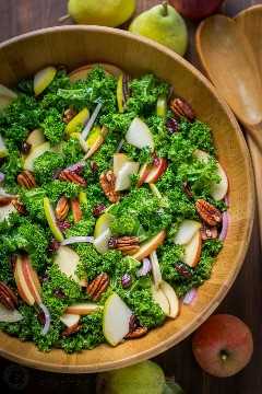 Das Herbstkohl-Salat-Rezept ist mit Äpfeln, Birnen und Walnüssen beladen. Das Zitronen-Honig-Dressing macht den Grünkohl weich und macht ihn so frisch. Einfacher, ausgezeichneter Grünkohlsalat! Die | natashaskitchen.com