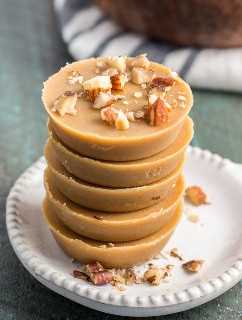 ¡Los mejores TRES INGREDIENTES Keto Peanut Butter Fudge Fat Bombs! ¡Menos de dos carbohidratos netos por porción y muy fácil! #keto #fatbomb