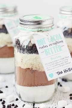 Hot Chocolate Mix in a Jar + FREE Printable Hot Cocoa Gift Tag -- Hot chocolate mix in a jar makes for the perfect holiday gift for friends and neighbors. Don