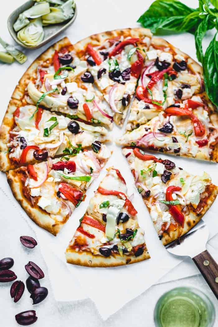 Sobrecarga de pizza griega en rodajas