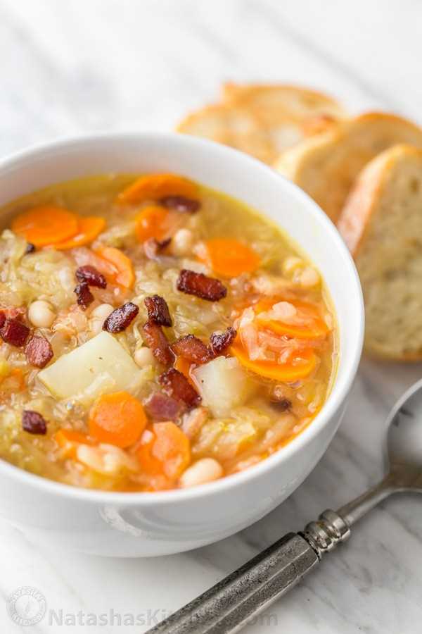 Esta sopa de chucrut es una sopa muy inusual y deliciosa. El chucrut le da una textura encantadora y chispeante. Es abundante, abundante y calentará tu vientre | natashaskitchen.com
