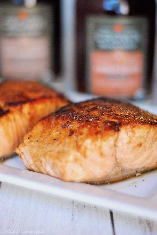 ¡Este salmón glaseado con arce jerez es la combinación perfecta de sabores dulces y salados! Una receta de cena fácil y saludable con solo 5 ingredientes simples que está lista en menos de 30 minutos.