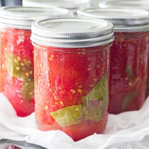 Tomates enlatados caseros simples y fáciles