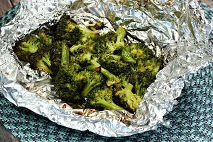 Le encantará lo fácil que es esta receta de guarnición de brócoli a la parrilla. ¡A toda la familia le encantará esta receta fácil de brócoli a la parrilla! ¡Está lleno de sabor!