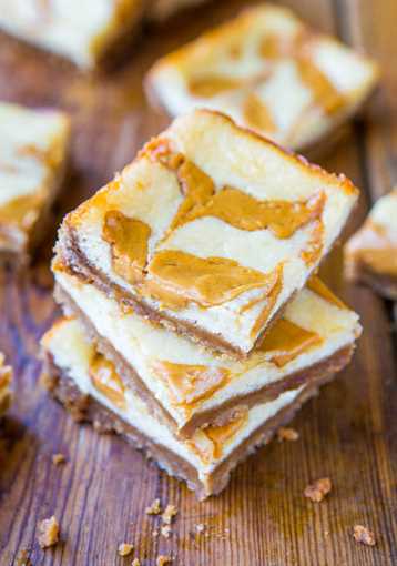 Barras de pastel de queso con mantequilla de maní y corteza de galleta de Brown Sugar-Graham: receta fácil, de un tazón y sin mezclador en averiecooks.com