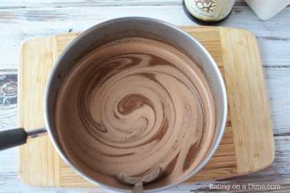 Aprende a hacer un pastel de chocolate desde cero. Esta receta fácil de pastel de chocolate es simple de hacer y muy deliciosa. ¡Nunca volverás a usar una mezcla de caja! 